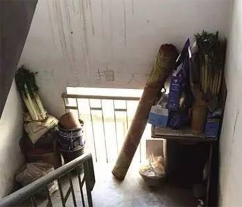 拒絕“跨欄”，樓道雜物危害大！