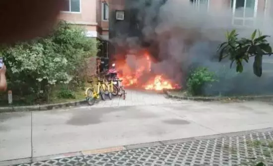 教訓慘重！電動車充電起火致一死一傷，你家小區(qū)還有人這么做嗎？